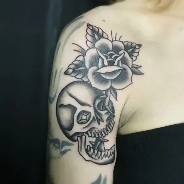 Tatouage noir et gris près de Le Faou