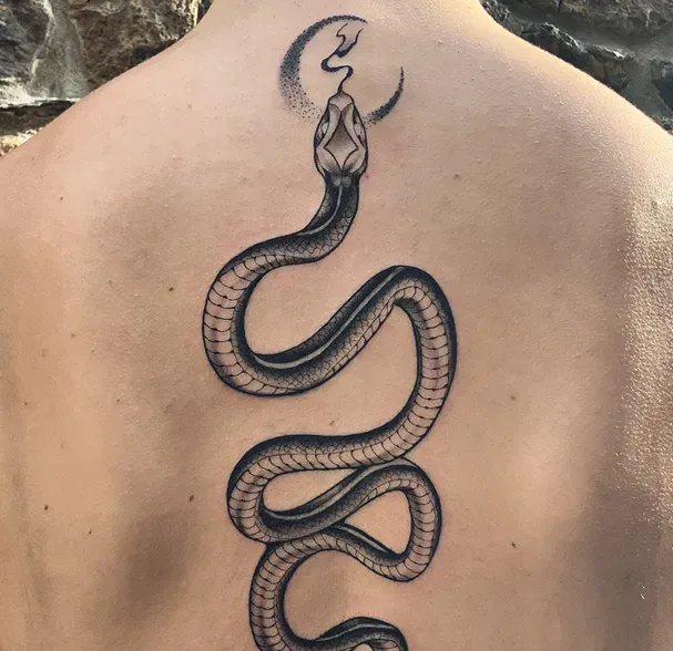 Tatouage fin près de Le Faou